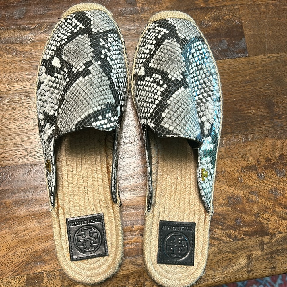 Espadrille mule.